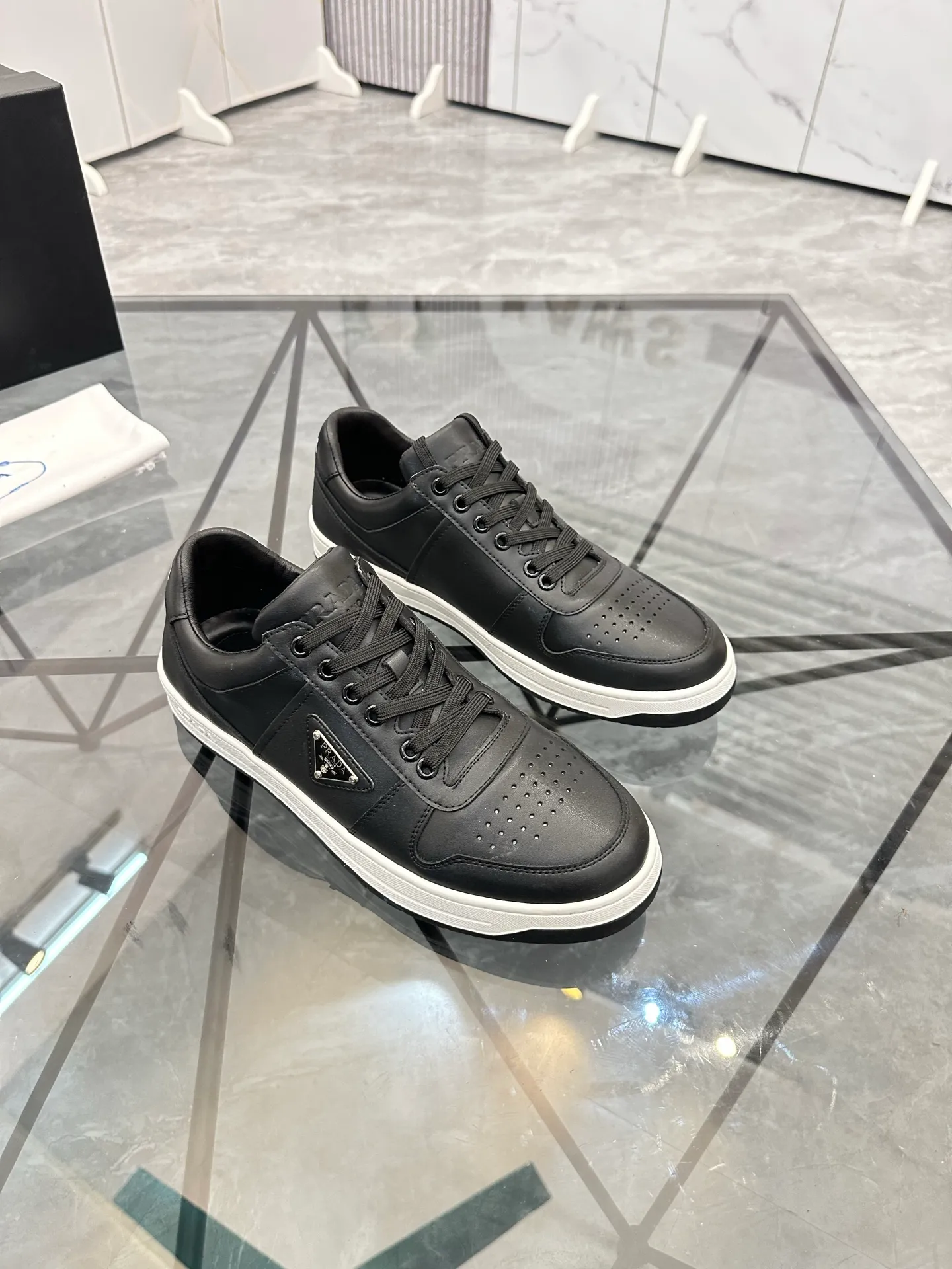 Men's shoes: 💰P400¥ Product trademark: Prada *"Prada*" low-top casual shoes Regular size: 38-44 (can be customized to 45) Product materials: imported cowhide upper, sheepskin lining, original outsole. Number: 020